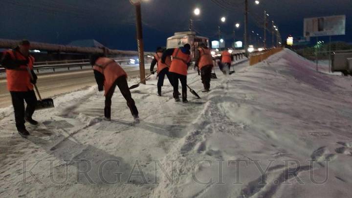В Кургане после уборки снега возобновят укладку асфальта