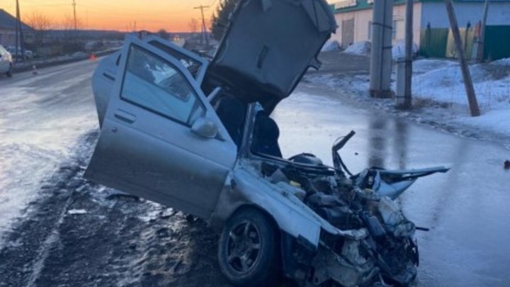 Легковушка протаранила автобус с детским коллективом в Свердловской области