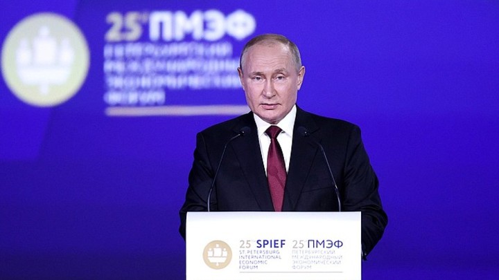 Хазин: Путин взорвал информационную бомбу на ПМЭФ