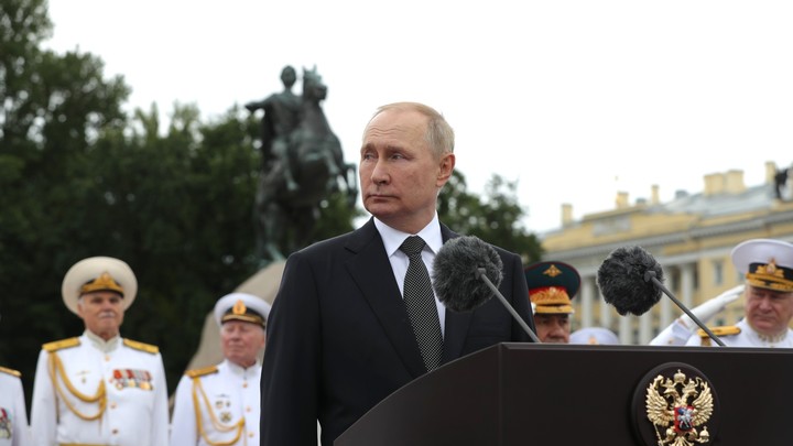 Фраза Путина на параде в День ВМФ посеяла панику среди британцев