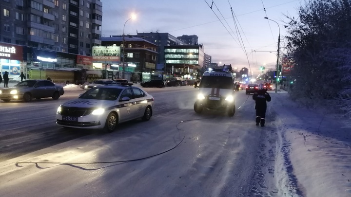 В Новосибирске троллейбус врезался в столб на улице Бориса Богаткова