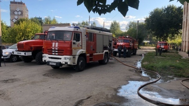 Пожарные спасли семь взрослых и троих детей из горящей высотки в Миассе