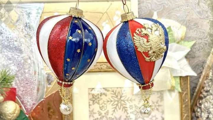 Житель Казахстана заказал художнице из Челябинска игрушки с флагом России
