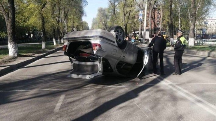 В Новокузнецке пьяная дама перевернула автомобиль