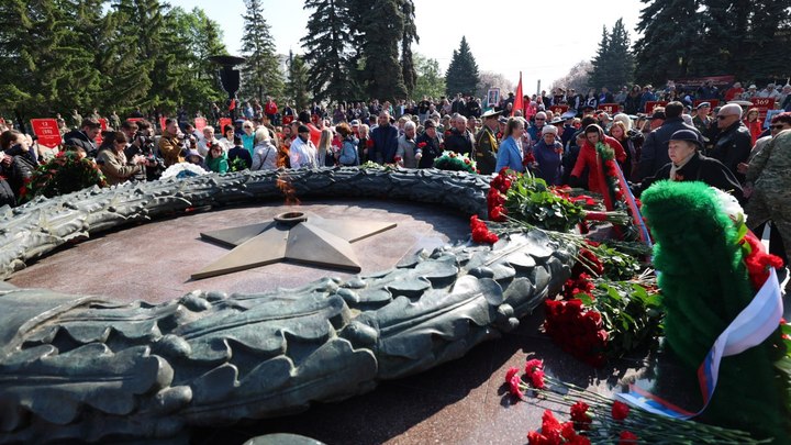 Жители Челябинска возложили цветы и венки к Вечному огню