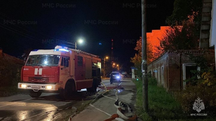 В Киржаче из-за разведенного неизвестно кем костра чуть не сгорел детский спортивный центр