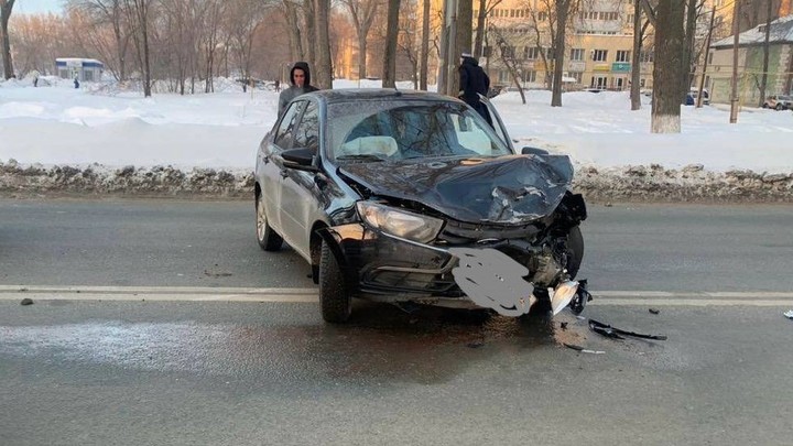 В Самаре Гранта собрала две легковушки на проспекте Кирова