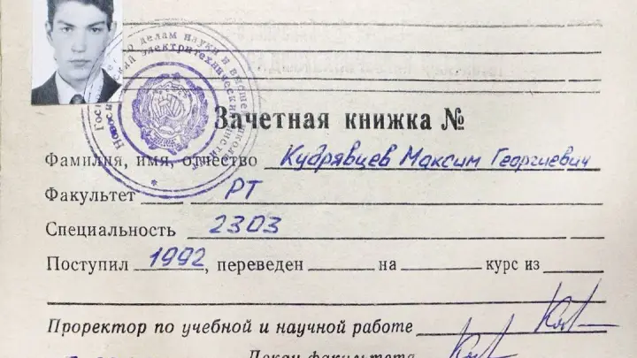 Собственную зачётку и архивные фото в честь 75-летия НГТУ показал мэр Новосибирска