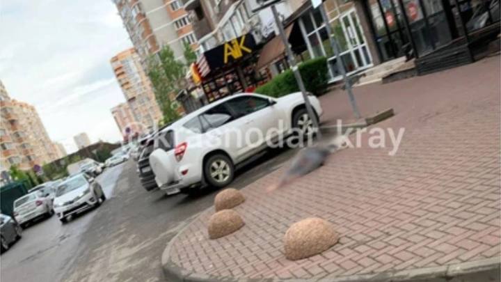 В Краснодаре с балкона многоэтажки упала 26-летняя девушка