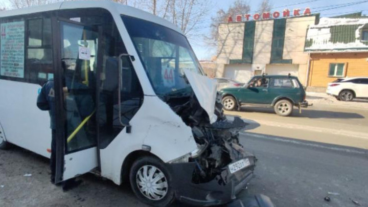 Влетел в лобовое стекло: пять человек пострадали в ДТП с маршруткой и грузовиком