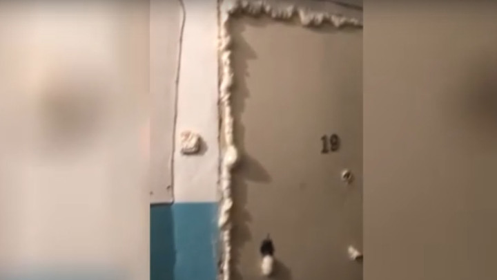 Хулиганы или соседи? В Новосибирске пенсионерке заблокировали выход из квартиры