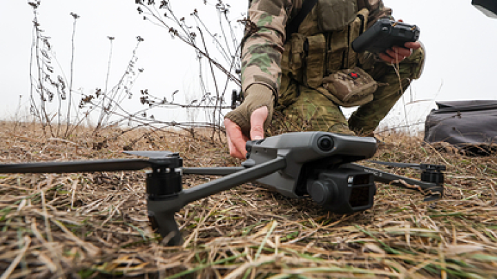 Во время атаки БЛПА на Таганрог охранник ТЦ не впустил одинокую девушку в укрытие