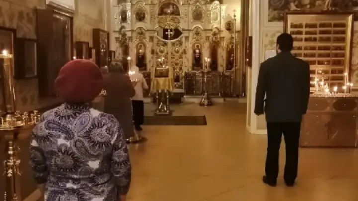 Просила за сына в армии: тысячи верующих пришли к мощам святого Спиридона в Москве