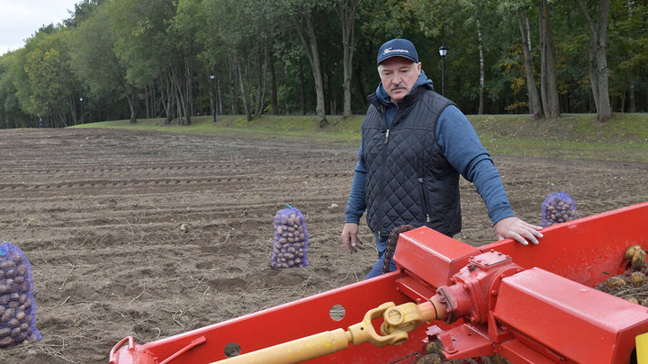 Лукашенко в выходные прокатился на мотоцикле и побывал на кладбище
