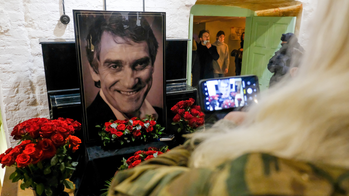 Памятник Валерию Гаркалину открыли на Миусском кладбище в Москве