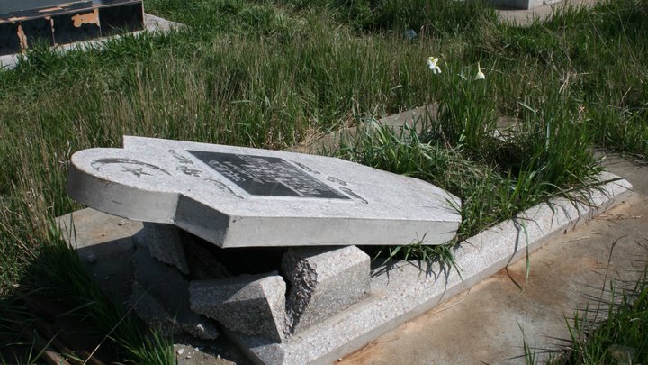 Неизвестные разрисовали свастикой надгробие на кладбище в пригороде Краснодара