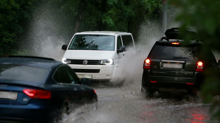 Мощный ливень затопил в Екатеринбурге торговые центры, дороги и подземные парковки