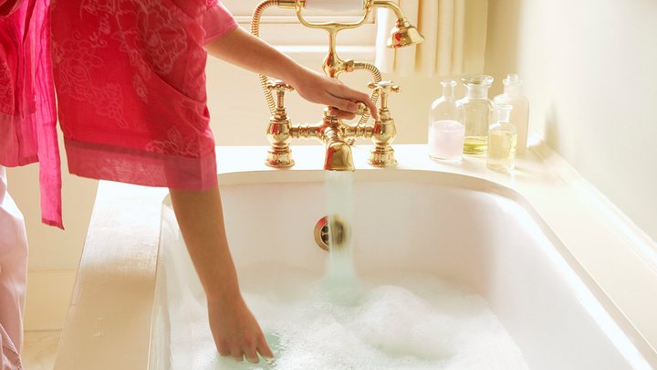 Шапка, шарф и плед: Из-за санкций немке пришлось утепляться перед ванной