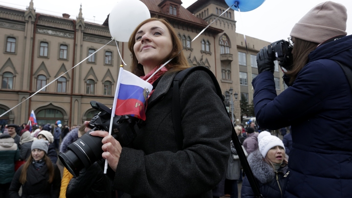 В Екатеринбурге на митинг-концерт Слава защитникам Отечества собралось большое количество людей