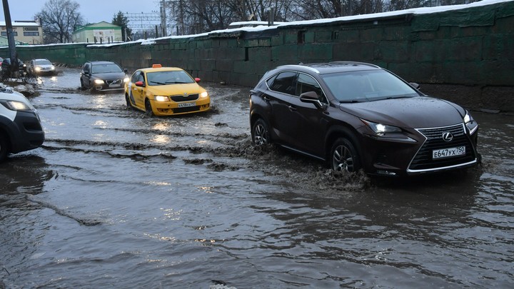 Паводок заблокировал трассу Москва-Петербург