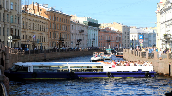 Момент падения рейсового автобуса с людьми в реку Мойку в СПб попал на камеры