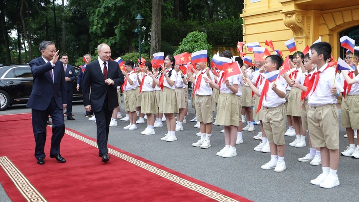 Путин поручил продлить вьетнамцам срок пребывания в России по электронным визам