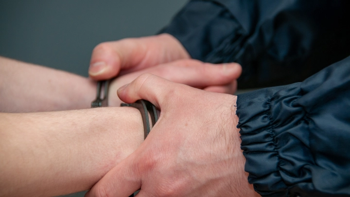 Следователя полиции обвинили в поджоге машины брата. Родственники не смогли поделить наследство