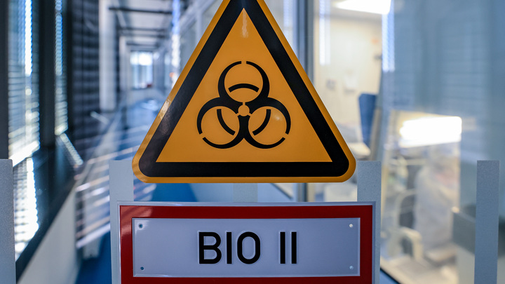 Американский фармаколог подтвердил опасения России: Биолаборатории США направлены против русских