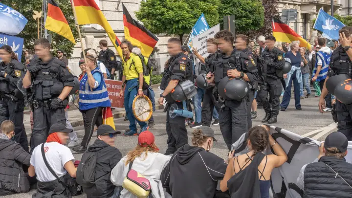 Почему полиция Кельна разогнала демонстрацию против милитаризации Германии?