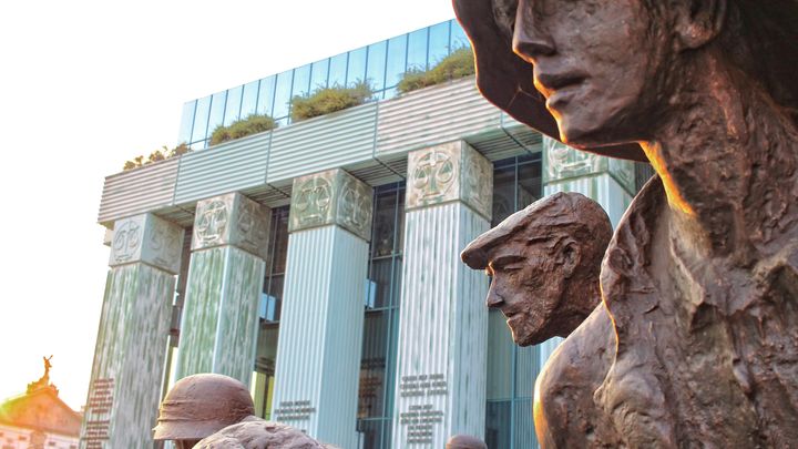 Изувеченный памятник Благодарности Красной армии в Варшаве отправляют в музей Проклятых солдат