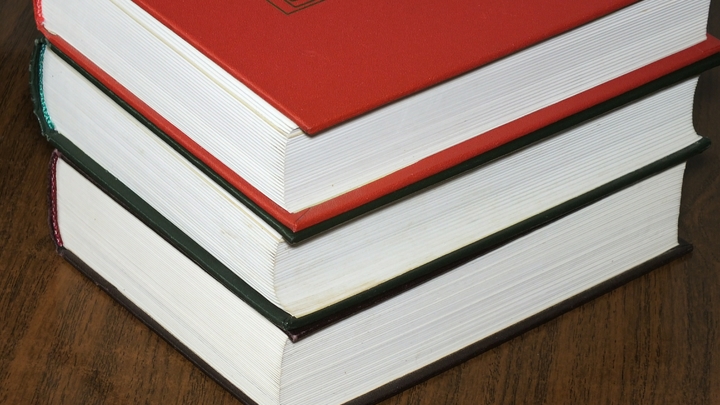 «Бой с дверью»: как книжная лавка в Петербурге подвергается атакам нацистов и пацифистов