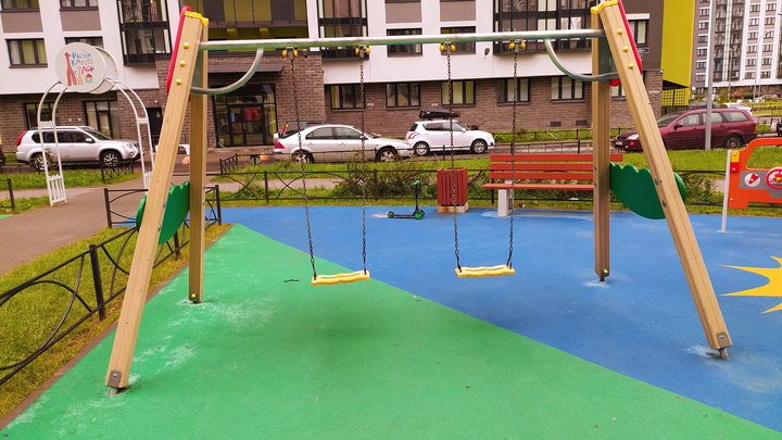 В Новороссийске пьяный мужчина выдрал у пенсионерки клок волос на детской площадке