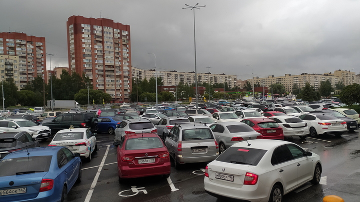 В Екатеринбурге нелегальные парковщики захватили участок земли и перекрыли тротуар