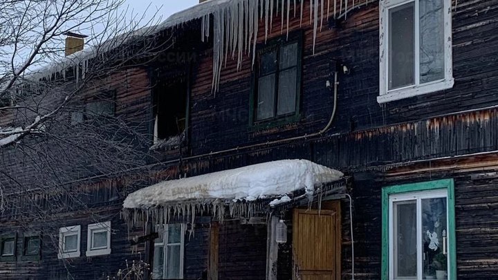 Из-за свечки, упавшей под диван, загорелась кухня в Архангельске