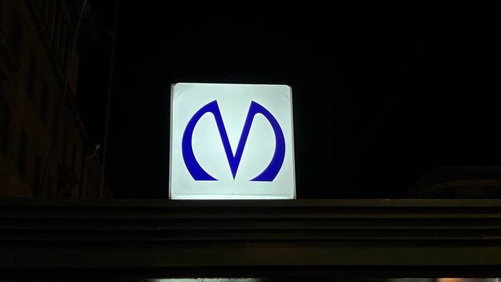 Сбой движения поездов в метро в Петербурге: женщина упала под состав