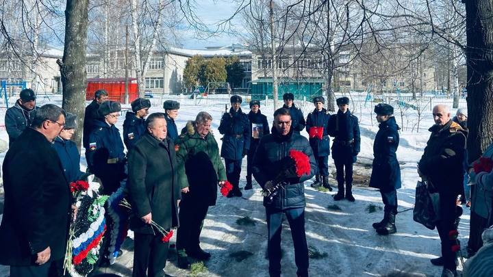 В поселке Вольгинский простились с погибшим в зоне СВО старшим лейтенантом Алексеем Униковым