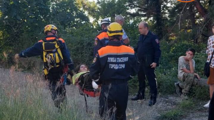 В Сочи спасатели вынесли травмированного ребёнка из заброшенного здания