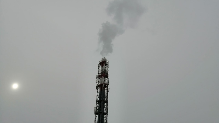В Челябинске завод сделал залповый выброс чёрного дыма рядом с жилыми домами