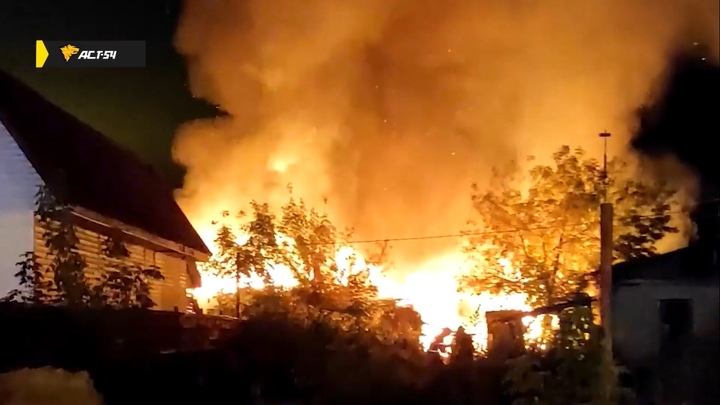 Два жилых дома сгорели ночью в Заельцовском районе Новосибирска