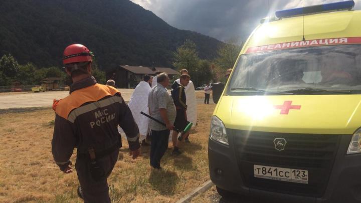 На вертолете МЧС в Сочи доставили заблудившихся в горах детей и взрослых