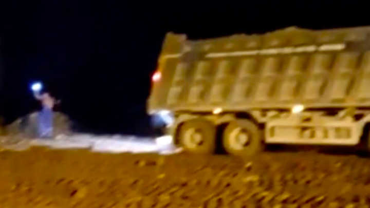 В Новороссийске вторые сутки продолжается борьба с огнём на мусорном полигоне на горе Щелба