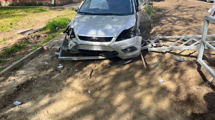 В Усть-Лабинске девушка на Ford сбила рабочего, укладывающего плитку на тротуаре