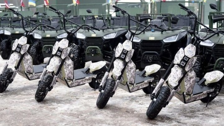 Латвия отправила на Украину боевые электросамокаты, на которых удобно убегать от противника
