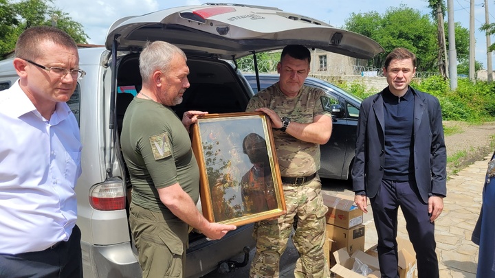 Отреставрированную в Новосибирске икону Николая Чудотворца доставили на Донбасс