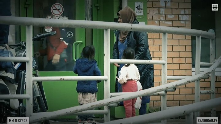 Мигранты стали хозяевами? 15-летнюю девочку пришлось отбивать от таджиков