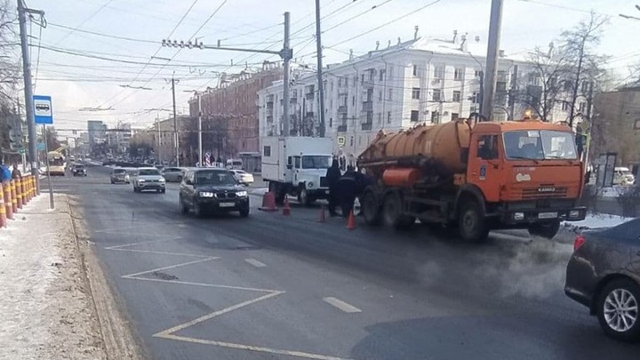 Земля ушла из-под ног: в самом центре Челябинска провалился асфальт
