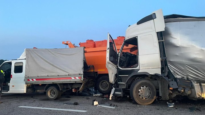 В Сочи фура протаранила уборочную технику на объездной дороге, один человек погиб