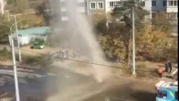 Пятиметровый фонтан забил на Новобульварной в Чите