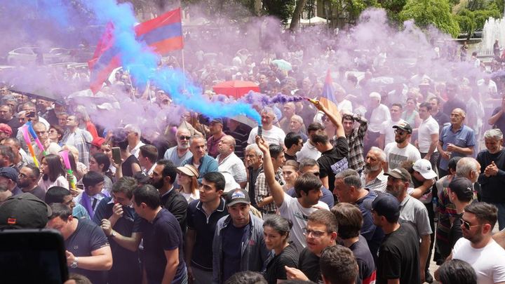 Оппозиция Армении отвела главе МИД полчаса на принятие решения: Не выйдешь, зайдём сами!