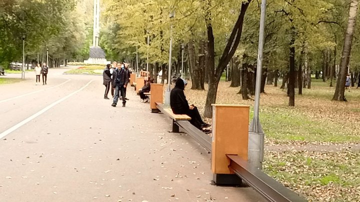 Самую длинную лавочку в России установили в парке в Новокузнецке